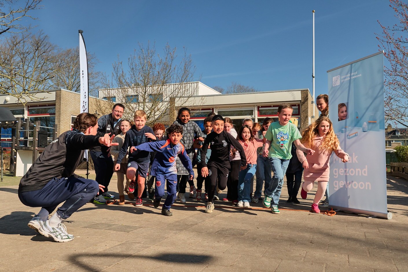 Kinderen bewegen op schoolplein Fit in Wassenaar Eerste Lentedag